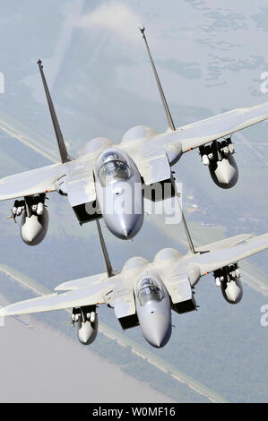 Zwei F-15 Strike Eagles zum Louisiana Air National Guard 159 Fighter Wing fliegen über Feuchtgebiete des südlichen Louisiana während ein Foto Übung zugewiesen wurde am 11. Juli 2009. (UPI Foto/John S. Curtis/U.S. Marine) Stockfoto