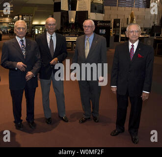 Apollo 11 Crew Mitglieder, Buzz Aldrin, Links, Michael Collins, 2. von links, Neil Armstrong und NASA Mission Control Schöpfer und ehemaligen NASA Johnson Space Center Director Chris Kraftpapier, rechts, an der National Air und Space Museum in Washington am Sonntag, 19. Juli 2009 gesammelt. (UPI Foto/NASA/Bill Ingalls Stockfoto