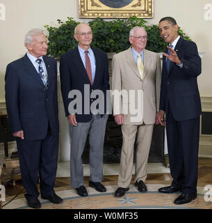 Us-Präsident Barack Obama (R) Chats mit Apollo 11 Astronauten, von links, Buzz Aldrin, Neil Armstrong, Michael Collins und im Oval Office des Weißen Hauses in Washington am 20. Juli 2009, zum 40. Jahrestag der Apollo 11 Mondlandung. (UPI Foto/Bill Ingalls/NASA) Stockfoto