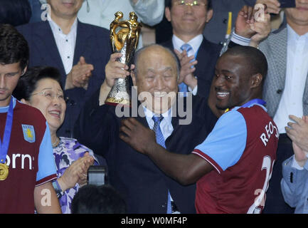 Reverend Sun Myung Moon hält die Peace Cup mit Aston Villa Kapitän Nigel Reo-Coker nach Aston Villa Juventus 4-3 im Elfmeterschießen im La Cartuja Stadion in Sevilla, Spanien, 2. August 2009 besiegt. Das Spiel war 0-0 nach Verordnung gebunden. Reverend Moon's Frau Dr. Hak Ja Han Moon ist auf der linken Seite. UPI/Paco Puentes Stockfoto