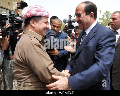 In diesem Foto durch den Irak Prime Minister's freigegeben, der irakische Ministerpräsident Nouri al-Maliki, rechts, schüttelt Hände mit kurdischen Regional President Massoud Barzani im Dokan Resort westlich von Sulaimaniyah, 260 Kilometer (160 Meilen) nordöstlich von Bagdad, Irak, Sonntag, August 2, 2009. Premierminister Nouri al-Maliki zu Besuch in der Selbst-regierten kurdischen Region im Norden des Irak zu Gesprächen mit kurdischen Führer über eine Reihe von Themen. UPI/Irak PM Office Stockfoto