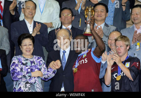 Aston Villa Kapitän Nigel Reo-Coker hält die Peace Cup neben Reverend Sun Myung Moon nach Aston Villa Juventus 4-3 im Elfmeterschießen im La Cartuja Stadion in Sevilla, Spanien, 2. August 2009 besiegt. Das Spiel war 0-0 nach Verordnung gebunden. Reverend Moon's Frau Dr. Hak Ja Han Moon ist auf der linken Seite. UPI/Paco Puentes Stockfoto