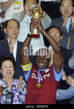 Aston Villa Kapitän Nigel Reo-Coker hält die Peace Cup neben Dr. Hak Ja Han Moon (L) nach Aston Villa Juventus 4-3 im Elfmeterschießen im La Cartuja Stadion in Sevilla, Spanien, 2. August 2009 besiegt. Das Spiel war 0-0 nach Verordnung gebunden. Reverend Moon's Frau ist auf der linken Seite. UPI/Paco Puentes Stockfoto