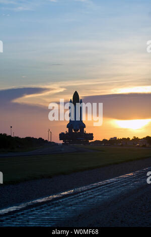 Space Shuttle Discovery auf dem Mobile Launcher Plattform sitzen und vom Crawler-Transporter angetrieben, rollt zum Launch Pad 39A des NASA Kennedy Space Center in Florida am 4. August 2009. Die Einführung war langsamer als üblich, da die Techniker gestoppt mehrmals zu löschen Schlamm von laufflächen der Crawler. UPI/NASA Stockfoto