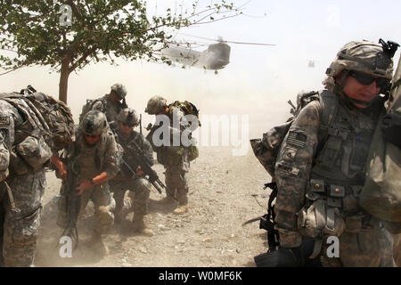 Us-Soldaten vom 2. Bataillon, 377 Fallschirm Field Artillery Regiment, 4. Brigade Combat Team, 25 Infanterie Division, warten Sie, bis der CH-47 Chinook Helikopter zu landen, so dass Sie von einem Air-Angriff Mission in der Provinz Khost suchen, Afghanistan verlassen können, während des Betriebs Meister Schwert, 28. Juli 2009. Der afghanischen nationalen Sicherheitskräfte und International Security Assistance Kräfte gemeinsam für den gemeinsamen Betrieb auf bestimmten militanten Ziele und sicheren Häfen innerhalb Sabari und Terezai Bezirke der Provinz im Osten Afghanistans. UPI/Matthew Freire/US Army Stockfoto