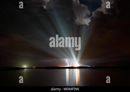 Dieser NASA am 24. August, zeigt die Xenon Scheinwerfer über Launch Pad 39A vor der NASA das Abbrechen der erste Startversuch für Space Shuttle Discovery zur Mission STS-128 wegen des Wetters, des NASA Kennedy Space Center in Florida. Die NASA hat den zweiten Startversuch, zum 26. August geplante abgebrochen, wegen eines fehlerhaften flüssigen Wasserstoff füllen und das Ablassventil. UPI/Ben Cooper/NASA. Stockfoto