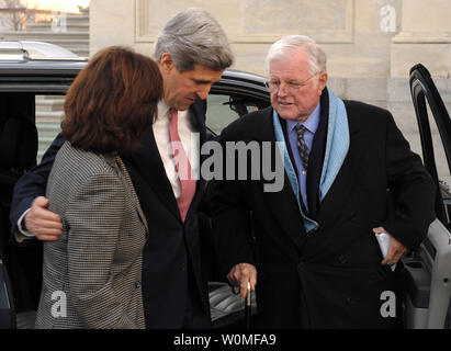 Senator Edward "Ted" Kennedy, D-MA, starb in seinem Haus in Cape Cod, Massachusetts, nach einem Jahr - lange Schlacht gegen Gehirn Krebs am 25. August 2009. Kennedy und seine Frau Vicki werden von Senator John Kerry, D-MA, (C) wie Kennedy begrüßt für eine cloture Abstimmung über den wirtschaftlichen Stimulus Bill auf dem Capitol Hill in Washington am 9. Februar 2009 eintrifft. UPI/Roger L. Wollenberg/Dateien Stockfoto