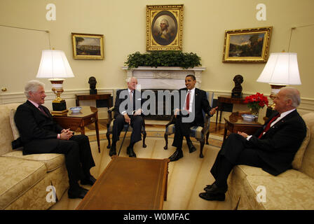 Senator Edward "Ted" Kennedy, D-MA, starb in seinem Haus in Cape Cod, Massachusetts, nach einem Jahr - lange Schlacht gegen Gehirn Krebs am 25. August 2009. Us-Präsident Barack Obama (2. R) erfüllt im Oval Office mit dem früheren Präsidenten Bill Clinton (L), Senator Ted Kennedy (D-MA) (2 L) und Vizepräsident Joe Biden, vor einer Vertragsunterzeichnung für den Edward M. Kennedy dienen America Act in Washington am 21. April 2009. UPI/Martin H. Simon/Datei Stockfoto