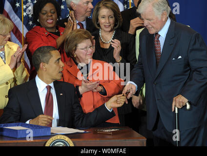 Senator Edward "Ted" Kennedy, D-MA, starb in seinem Haus in Cape Cod, Massachusetts, nach einem Jahr - lange Schlacht gegen Gehirn Krebs am 25. August 2009. Us-Präsident Barack Obama die Hände ein Stift verwendet die Edward M. Kennedy dienen America Act zu Senator Edward Kennedy, D-MA, am Saatgut öffentlichen Charter School am 21. April 2009 anzumelden. UPI/Roger L. Wollenberg/Dateien Stockfoto