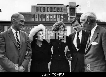 Senator Edward "Ted" Kennedy, D-MA, starb in seinem Haus in Cape Cod, Massachusetts, nach einem Jahr - lange Schlacht gegen Gehirn Krebs am 25. August 2009. Kennedy (2. von rechts) ist in Waltham, Mass., am 14. Oktober 1970 zur Einweihung des Eunice Kennedy Shriver Institut gezeigt. L-R: Dr. Raymond D. Adams Direktor des Zentrums; Frau Rose Kennedy; Frau Eunice Kennedy Shriver; Senator Kennedy; und Herr David Crockett, Associate Director von Massachusetts Hospital. UPI/Dateien. Stockfoto