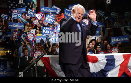 Senator Edward "Ted" Kennedy, D-MA, starb in seinem Haus in Cape Cod, Massachusetts, nach einem Jahr - lange Schlacht gegen Gehirn Krebs am 25. August 2009. Kennedy wird gesehen, Vorbereitung der Demokratische Präsidentschaftskandidat Senator John Kerry bei einer Kundgebung in Washington am 2. März 2004 einführen. UPI/Roger L. Wollenberg/Dateien Stockfoto
