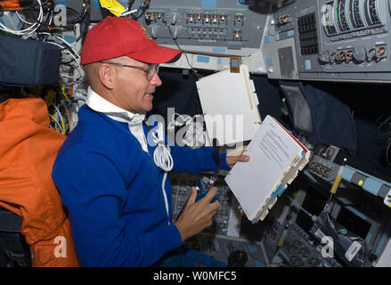 Dieser NASA Bild von den Astronauten an Bord der Raumfähre Discovery zur Mission STS-128 zeigt Astronaut Rick Sturckow, STS-128 Commander, arbeiten in der Station des Kommandanten auf dem Flugdeck der Entdeckung während des Fluges Tag zwei, 29. August 2009. UPI/NASA Stockfoto