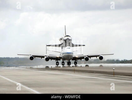 Space Shuttle Discovery sitzt auf der Boeing 747 Shuttle Carrier Aircraft, wie es unten am Kennedy Space Center der NASA in Florida am 21. September 2009 berührt. Die zweitägigen Rückflug von der Edwards Air Force Base in Kalifornien begann um 9:20 Uhr EDT Sept. 20. Nach drei Betankung Anschläge, inklusive einer Übernachtung in Louisiana, der trug Shuttle hatte durch eine Linie von Duschen über Louisiana und um Kennedy zu navigieren. UPI/NASA Stockfoto