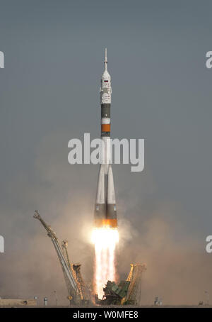 Die Sojus TMA-16 startet vom Kosmodrom Baikonur in Kasachstan am Mittwoch, 30. September 2009 die Expedition 21-Flugingenieur Jeffrey N. Williams, Flight Engineer Maxim Suraev und Raumflugteilnehmer Guy Laliberté zur Internationalen Raumstation. UPI/Bill Ingalls/NASA Stockfoto