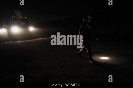 Ein Führer begleitet sein Fahrzeug in den Sammelraum für Marines wird geladen und lassen Camp Ramadi, Irak am 17. September 2009. UPI/Liesl Marelli/U.S. Marines Stockfoto