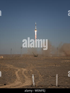 Die Sojus TMA-16 startet vom Kosmodrom Baikonur in Kasachstan am Mittwoch, 30. September 2009 die Expedition 21-Flugingenieur Jeffrey N. Williams, Flight Engineer Maxim Suraev und Raumflugteilnehmer Guy Laliberté zur Internationalen Raumstation. UPI/Bill Ingalls/NASA Stockfoto