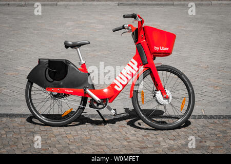 Berlin, Deutschland - Juni, 2019: Elektrofahrrad, E-Bike durch Springen, das Fahrrad Service von UBER Stockfoto