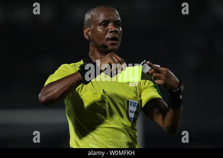 Kairo, Ägypten. 27 Juni, 2019. Der Schiedsrichter zeigt seine gelbe Karte während der 2019 Afrika Cup Gruppe C Fußballspiel zwischen Senegal und Algerien am 30. Juni Stadion. Credit: Oliver Weiken/dpa/Alamy leben Nachrichten Stockfoto