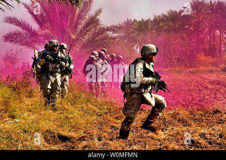 Nach dem Abschluss der Suche nach einem kleinen Dorf bei einer gemeinsamen Air Assault Mission, US-Army Soldaten aus in Richtung einer UH-60 Black Hawk Hubschrauber bewegen zurückkehren, Taji, Irak, 12. November 2009. Die Soldaten sind auf die 1 Air Cavalry Brigade zugeordnet. UPI/Travis Zielinski/U.S. Armee Stockfoto