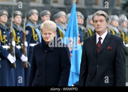 Der ukrainische Präsident Viktor Juschtschenko (R) steht mit seiner litauischen Amtskollegen Dalia Grybauskaite, wie Sie eine Ehre, zum Schutz vor einer Konferenz in Kiew am 26. November 2009 überprüft. Dalia Grybauskaite angekommen in der Ukraine zu einem Arbeitsbesuch und eine Sitzung des Rates der Präsidenten der Republik Litauen und der Ukraine zu besuchen. UPI/Mykola Lazarenko/ukrainischen Präsidentschaftswahlen Presse Service. Stockfoto