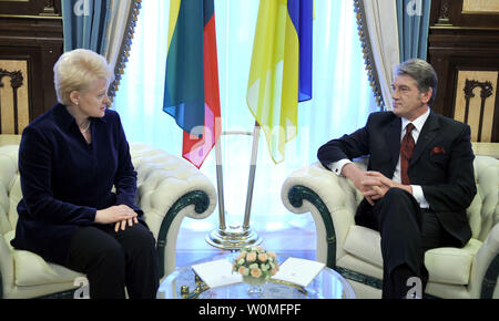 Der ukrainische Präsident Viktor Juschtschenko (R) trifft mit seinem litauischen Amtskollegen Dalia Grybauskaite in Kiew am 26. November 2009. UPI/Mykola Lazarenko/ukrainischen Präsidentschaftswahlen Presse Service. Stockfoto