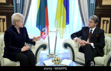 Der ukrainische Präsident Viktor Juschtschenko (R) trifft mit seinem litauischen Amtskollegen Dalia Grybauskaite in Kiew am 26. November 2009. UPI/Mykola Lazarenko/ukrainischen Präsidentschaftswahlen Presse Service. Stockfoto