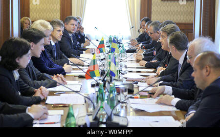 Der ukrainische Präsident Viktor Juschtschenko (Mitte rechts) beteiligt sich an einem Treffen mit seinem litauischen Amtskollegen Dalia Grybauskaite (Mitte links) in Kiew am 26. November 2009. UPI/Mykola Lazarenko/ukrainischen Präsidentschaftswahlen Presse Service. Stockfoto