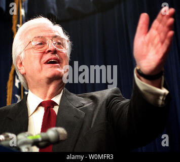 Ehemalige Rep. Henry Hyde, der Illinois Republikaner, der Bemühungen des ehemaligen Präsidenten Bill Clinton seines Amtes zu entheben, starb im Alter von 83 Jahren am Donnerstag, 29. November 2007. Er ist dargestellt im Gespräch mit Reportern im Senat Studio nach der in der Nähe der Verteidigung Argumente in der impeachment Trial, 21. Januar 1999. (UPI Foto/Ian Wagreich/Dateien) Stockfoto