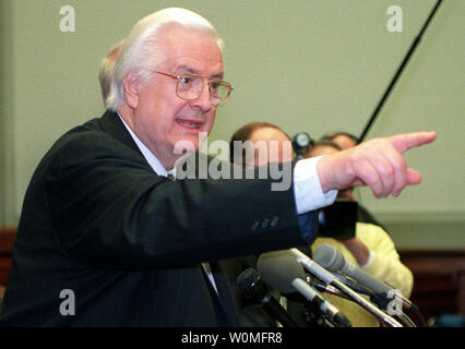 Ehemalige Rep. Henry Hyde, der Illinois Republikaner, der Bemühungen des ehemaligen Präsidenten Bill Clinton seines Amtes zu entheben, starb im Alter von 83 Jahren am Donnerstag, 29. November 2007. Er ist dargestellt im Gespräch mit Reportern auf einer Pressekonferenz nach dem Senat stimmte der Präsident auf Meineid und Behinderung der Justiz freizusprechen, 12. Februar 1999 in der Haus-richterliche Anhörung. (UPI Foto/Ian Wagreich/Dateien) Stockfoto