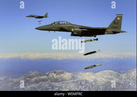 Us Air Force F-15E Strike Eagles, von der 335 Expeditionary Fighter Squadron, Tropfen 2.000 Pfund Joint Direct Attack Munition auf eine Höhle im Osten Afghanistans am 26. November 2009. Die 335 ist der Flughafen Bagram, Afghanistan, von Seymour Johnson Air Force Base, North Carolina UPI/Michael B. Keller/USA bereitgestellt Air Force Stockfoto