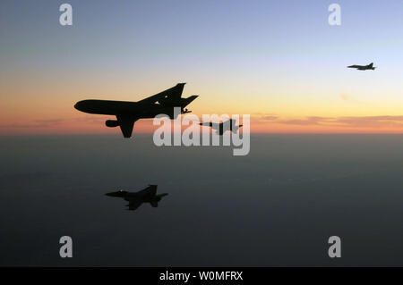 F/A-18 F Super Hornets zum Schwarzen Aces zugeordnet von Strike Fighter Squadron (VFA) 41 und F/A-18E Super Hornet der Tophatters der VFA-14 Tanken von einem Air Force Tankflugzeug KC-10 Extender über Afghanistan am 7. Dezember 2009 zugewiesen. UPI/Kyle Terwilliger/U.S. Marine Stockfoto