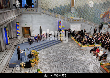 Us-Präsident Barack Obama spricht nach der Verleihung des Friedensnobelpreises Medaille und Abschluss während der Friedensnobelpreis Zeremonie in Raadhuset Main Hall an der Osloer Rathaus in Oslo, Norwegen am 10. Dezember 2009. UPI/Pete Souza / das Weiße Haus Stockfoto