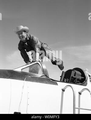 NACA High-Speed Flight Station Testpilot Joseph Cowboy Joe 'Walker Sprünge auf der Bell Aircraft Corporation X-1A 1955 an der Edwards Air Force Base, Kalifornien. Die X-1 ein sechs Mal von Bell Aircraft Company's Pilot Jean kip' Ziegler 1953 geflogen wurde. Air Force Piloten Maj Charles 'Chuck' Yeager und Maj. Arthur 'Kit' Murray gemacht 18 Flüge zwischen 21. November 1953 und 26. August 1954. Die X-1A wurde dann über den NACA gedreht. UPI/NASA Stockfoto