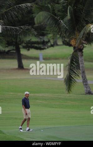 Präsident Barack Obama richtet einen Schlag auf den 9 Loch, während das Spielen am mittlerem - pazifischer Country Club, Kailua, Hawaii. UPI/Cory Lum Stockfoto