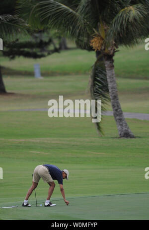 Präsident Barack Obama richtet einen Schlag auf den 9 Loch, während das Spielen am mittlerem - pazifischer Country Club, Kailua, Hawaii. UPI/Cory Lum Stockfoto