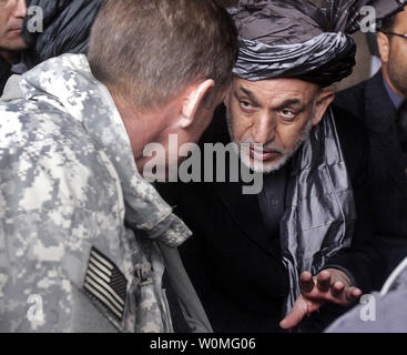 Hamid Karzai, Präsident der Islamischen Republik Afghanistan, spricht mit General Stanley A. McCrystal, Kommandeur der NATO International Security Assistance Force und US-Truppen in Afghanistan, in einem Geschäft vor Ort in der Nawa Bezirk Marktplatz am 2. Januar 2010. Das Paar wurde auch von Mohammed G. Mangal, Gouverneur der Provinz Helmand, Fortschritte bei der Nawa zu sehen und mit der Bezirksrat, der Bürger und der US-Marines zu erfüllen. UPI/Brian Tuthill/DOD Stockfoto