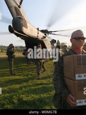 Marines Entladen bereit Rationen von der Rückseite eines CH-53E Super Stallion für die Opfer des Erdbebens in Leogane, Haiti am 20. Januar 2010 zu essen. Einheiten von allen Niederlassungen des US-amerikanischen Militärs die Durchführung humanitärer und Katastrophenhilfe Operationen im Rahmen der Operation einheitliche Reaktion nach einem Erdbeben der Stärke 7.0 in Haiti am 12. Januar verwüstet. UPI/Christopher M. Carroll/U.S. Marines. Stockfoto