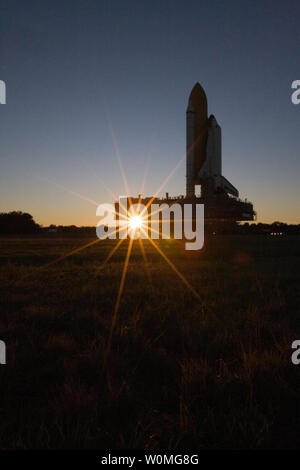 Space Shuttle Endeavour ist gegen die Silhouette - Dämmerung Himmel wie die Sonne über dem Horizont guckt wie es rollt zum Launch Pad 39A des NASA Kennedy Space Center in Florida am 6. Januar 2010. Der STS-130 Mission startet mit dem Space Shuttle Endeavour am 7. Februar. UPI/Amanda Diller/NASA Stockfoto