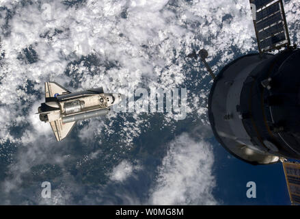 Dieser NASA Bild am Februar 9, 2010 durch die Mitglieder der Besatzung an Bord der Internationalen Raumstation die Space Shuttle Endeavour zeigt wie es Ansätze für das Andocken an die Internationale Raumstation während STS-130 Anflug- und Andockmanöver Operationen. UPI/NASA Stockfoto