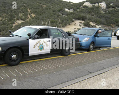 Diese Beweise Fotos von der California Highway Patrol (CHP) am 8. März 2010, zeigen die Prius vom James Sikes auf der Interstate 8. Sikes behauptete, dass das Gaspedal klemmt und er konnte nicht das Fahrzeug anhalten. Kwk hilft, die runaway Auto Stop durch Ziehen vor und führt sie aus. Polizei dokumentiert Anzeichen von starkem Bremsen und eine intakte Bodenmatte. UPI/California Highway Patrol Stockfoto