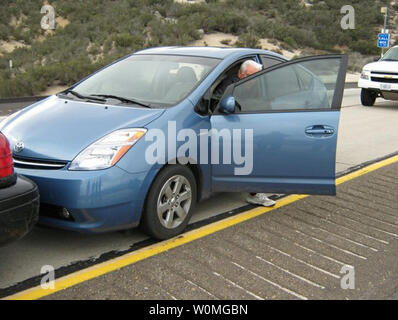 Diese Beweise Fotos von der California Highway Patrol (CHP) am 8. März 2010, zeigen die Prius vom James Sikes auf der Interstate 8. Sikes behauptete, dass das Gaspedal klemmt und er konnte nicht das Fahrzeug anhalten. Kwk hilft, die runaway Auto Stop durch Ziehen vor und führt sie aus. Polizei dokumentiert Anzeichen von starkem Bremsen und eine intakte Bodenmatte. UPI/California Highway Patrol Stockfoto