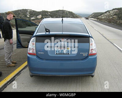 Diese Beweise Fotos von der California Highway Patrol (CHP) am 8. März 2010, zeigen die Prius vom James Sikes auf der Interstate 8. Sikes behauptete, dass das Gaspedal klemmt und er konnte nicht das Fahrzeug anhalten. Kwk hilft, die runaway Auto Stop durch Ziehen vor und führt sie aus. Polizei dokumentiert Anzeichen von starkem Bremsen und eine intakte Bodenmatte. UPI/California Highway Patrol Stockfoto