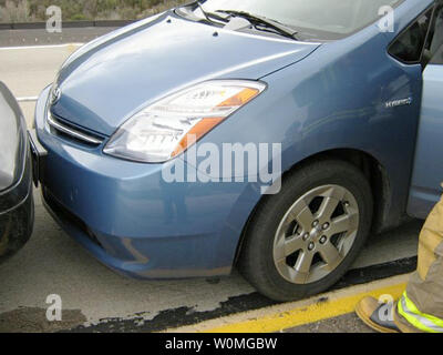 Diese Beweise Fotos von der California Highway Patrol (CHP) am 8. März 2010, zeigen die Prius vom James Sikes auf der Interstate 8. Sikes behauptete, dass das Gaspedal klemmt und er konnte nicht das Fahrzeug anhalten. Kwk hilft, die runaway Auto Stop durch Ziehen vor und führt sie aus. Polizei dokumentiert Anzeichen von starkem Bremsen und eine intakte Bodenmatte. UPI/California Highway Patrol Stockfoto