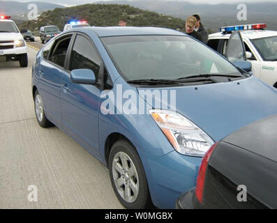 Diese Beweise Fotos von der California Highway Patrol (CHP) am 8. März 2010, zeigen die Prius vom James Sikes auf der Interstate 8. Sikes behauptete, dass das Gaspedal klemmt und er konnte nicht das Fahrzeug anhalten. Kwk hilft, die runaway Auto Stop durch Ziehen vor und führt sie aus. Polizei dokumentiert Anzeichen von starkem Bremsen und eine intakte Bodenmatte. UPI/California Highway Patrol Stockfoto