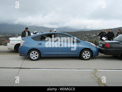 Diese Beweise Fotos von der California Highway Patrol (CHP) am 8. März 2010, zeigen die Prius vom James Sikes auf der Interstate 8. Sikes behauptete, dass das Gaspedal klemmt und er konnte nicht das Fahrzeug anhalten. Kwk hilft, die runaway Auto Stop durch Ziehen vor und führt sie aus. Polizei dokumentiert Anzeichen von starkem Bremsen und eine intakte Bodenmatte. UPI/California Highway Patrol Stockfoto