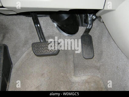 Diese Beweise Fotos von der California Highway Patrol (CHP) am 8. März 2010, zeigen die Prius vom James Sikes auf der Interstate 8. Sikes behauptete, dass das Gaspedal klemmt und er konnte nicht das Fahrzeug anhalten. Kwk hilft, die runaway Auto Stop durch Ziehen vor und führt sie aus. Polizei dokumentiert Anzeichen von starkem Bremsen und eine intakte Bodenmatte. UPI/California Highway Patrol Stockfoto