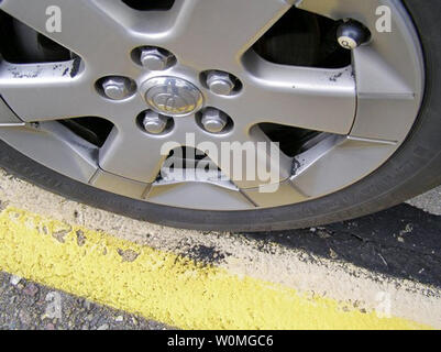 Diese Beweise Fotos von der California Highway Patrol (CHP) am 8. März 2010, zeigen die Prius vom James Sikes auf der Interstate 8. Sikes behauptete, dass das Gaspedal klemmt und er konnte nicht das Fahrzeug anhalten. Kwk hilft, die runaway Auto Stop durch Ziehen vor und führt sie aus. Polizei dokumentiert Anzeichen von starkem Bremsen und eine intakte Bodenmatte. UPI/California Highway Patrol Stockfoto