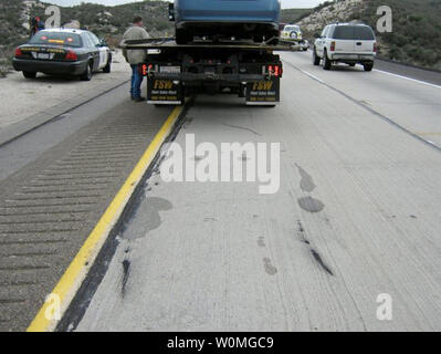 Diese Beweise Fotos von der California Highway Patrol (CHP) am 8. März 2010, zeigen die Prius vom James Sikes auf der Interstate 8. Sikes behauptete, dass das Gaspedal klemmt und er konnte nicht das Fahrzeug anhalten. Kwk hilft, die runaway Auto Stop durch Ziehen vor und führt sie aus. Polizei dokumentiert Anzeichen von starkem Bremsen und eine intakte Bodenmatte. UPI/California Highway Patrol Stockfoto