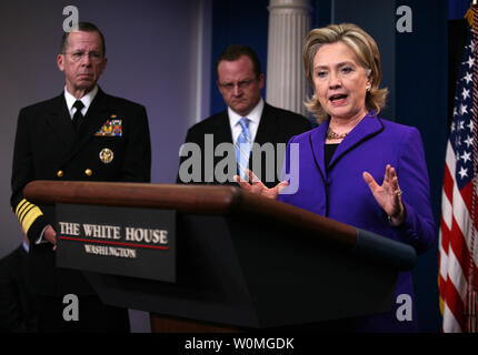 Us-Außenministerin Hillary Rodham Clinton unterweist die Medien im Weißen Haus in Washington am 26. März 2010 folgenden Präsident Obamas Telefonat mit der russische Präsident Medwedew, in der die Beiden vereinbarten die Staats- und Regierungschefs des "neuen START-Vertrag" in Prag, Tschechische Republik am 8. April 2010 zu unterzeichnen. Auf sind Vorsitzende des Generalstabs Admiral Mike Mullen (links) und Pressesprecher des Weißen Hauses, Robert Gibbs. Stockfoto