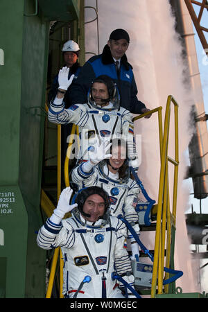 Expedition 23 Flugingenieur Mikhail Kornienko Russlands, top, NASA-Flugingenieur Tracy Caldwell Dyson der USA und Soyuz Kommandant Alexander Skvortsov Russlands, unten, Wave Abschied von der Unterseite der Sojus Rakete von Baikonur Kosmodrom in Baikonur, Kasachstan am 2. April 2010. Kornienko, Caldwell Dyson und Skvortsov in ihrer Sojus TMA-18 Rakete vom Weltraumbahnhof Baikonur in Kasachstan startete heute um 10:04 Uhr UPI/Carla Cioffi/NASA Stockfoto